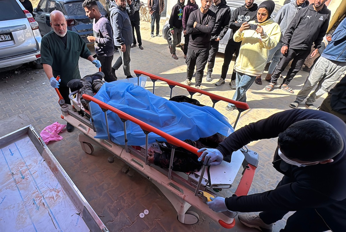 نُقلت جثامين اثنين من الفلسطينيين الثلاثة، بينهم امرأة، الذين قضوا نحبهم في هجمات شنها الجيش الإسرائيلي على قرية مصدر، إلى مستشفى شهداء الأقصى في دير البلح، وسط قطاع غزة، في 10 فبراير/شباط 2026. (صورة: أحمد إبراهيم)