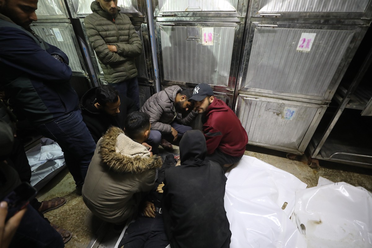 ودّع فلسطينيون جثامين أربعة مواطنين في مستشفى الشفاء بمدينة غزة، سقطوا في غارة إسرائيلية ليلة أمس في جباليا، شمال قطاع غزة. ١٥ فبراير/شباط ٢٠٢٦. صورة: عمر أشتوي