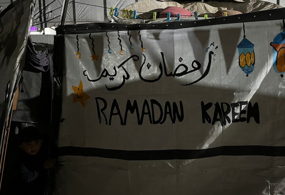 نازحون يزينون خيامهم المتهالكة بالفوانيس وسلاسل الأضواء استعدادًا لقدوم شهر رمضان. ويعانون ظروفًا قاسية نتيجة الحرب، إذ يفتقرون إلى أبسط مقومات الحياة، بما في ذلك المأوى الآمن والغذاء والماء والملابس النظيفة. ١٥ فبراير ٢٠٢٦، مدينة غزة. تصوير: مطر الزاق