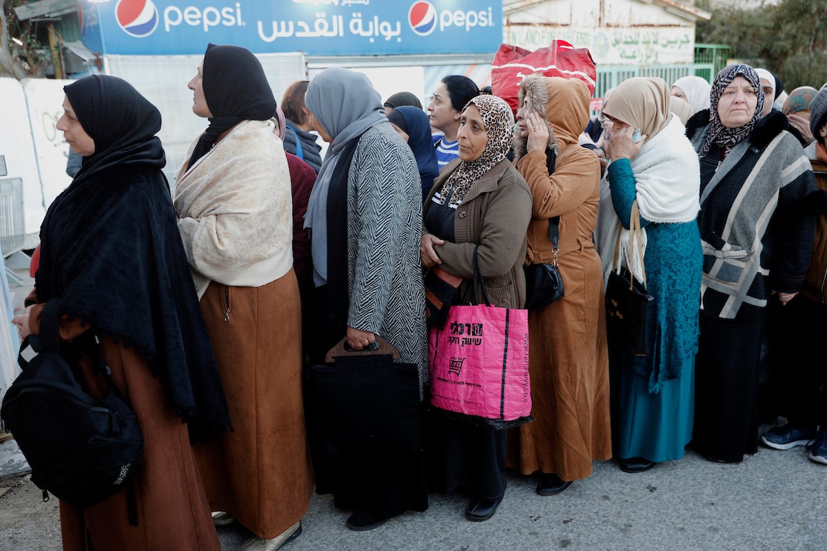 توافد المصلون بكثافة إلى نقطة تفتيش في بيت لحم، متجهين إلى المسجد الأقصى في القدس لأداء صلاتي الجمعة والتراويح، 20 فبراير/شباط 2026. صورة: مأمون وزواز