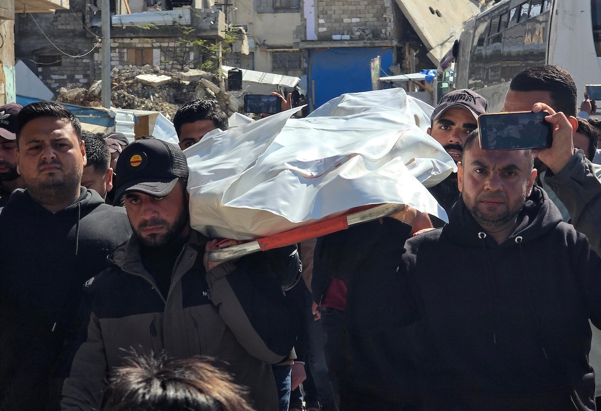 ودّع فلسطينيون ثلاثة جثامين في مستشفى ناصر بخان يونس، سقطوا في غارة جوية إسرائيلية استهدفتهم صباح اليوم في خان يونس، جنوب قطاع غزة، 27 فبراير/شباط 2026. صورة: طارق محمد