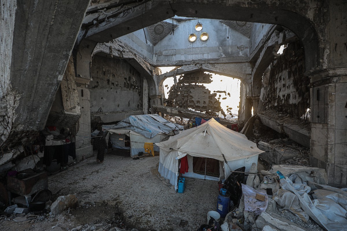 عائلة فلسطينية نازحة من بيت حانون تفطر في ثاني أيام رمضان في خيمة متداعية وسط أنقاض مسجد الحساينة على شاطئ مدينة غزة.19 فبراير/شباط 2026. تصوير: عمر أشتوي