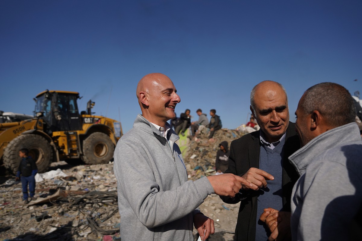 برنامج الأمم المتحدة الإنمائي يطلق عمليات تنظيف في أحد أكبر مواقع النفايات بمدينة غزة، والذي يُشكّل خطراً جسيماً على الصحة العامة، في منطقة سوق فراس على طول شارع عمر المختار ، 11 فبراير/شباط 2026. (صورة: عمر أشتوي)