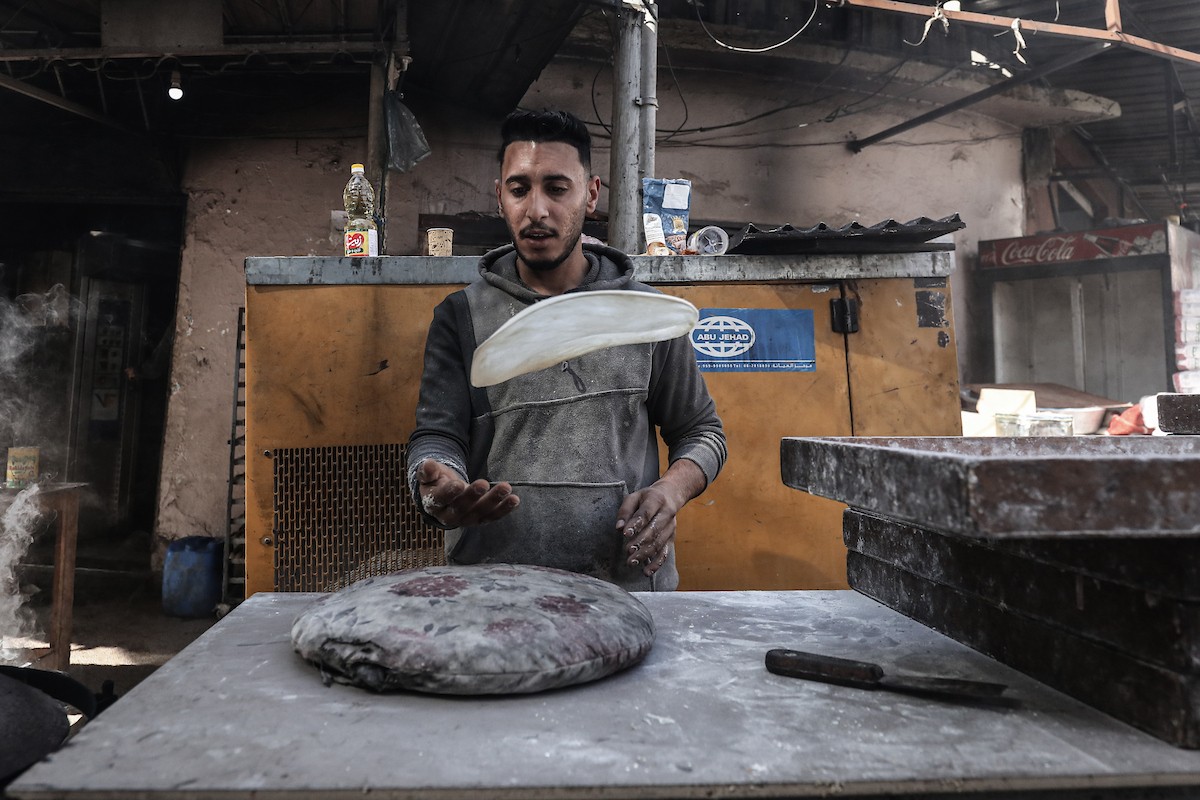 توافد الفلسطينيون بأعداد غفيرة  إلى السوق الشعبي في دير البلح، وسط قطاع غزة، في الأيام التي تسبق شهر رمضان، 12 فبراير/شباط 2026. تصوير: معز صالحي