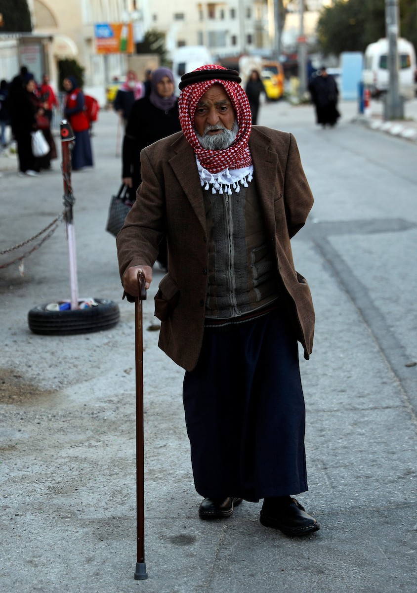 توافد المصلون بكثافة إلى نقطة تفتيش في بيت لحم، متجهين إلى المسجد الأقصى في القدس لأداء صلاتي الجمعة والتراويح، 20 فبراير/شباط 2026. صورة: مأمون وزواز