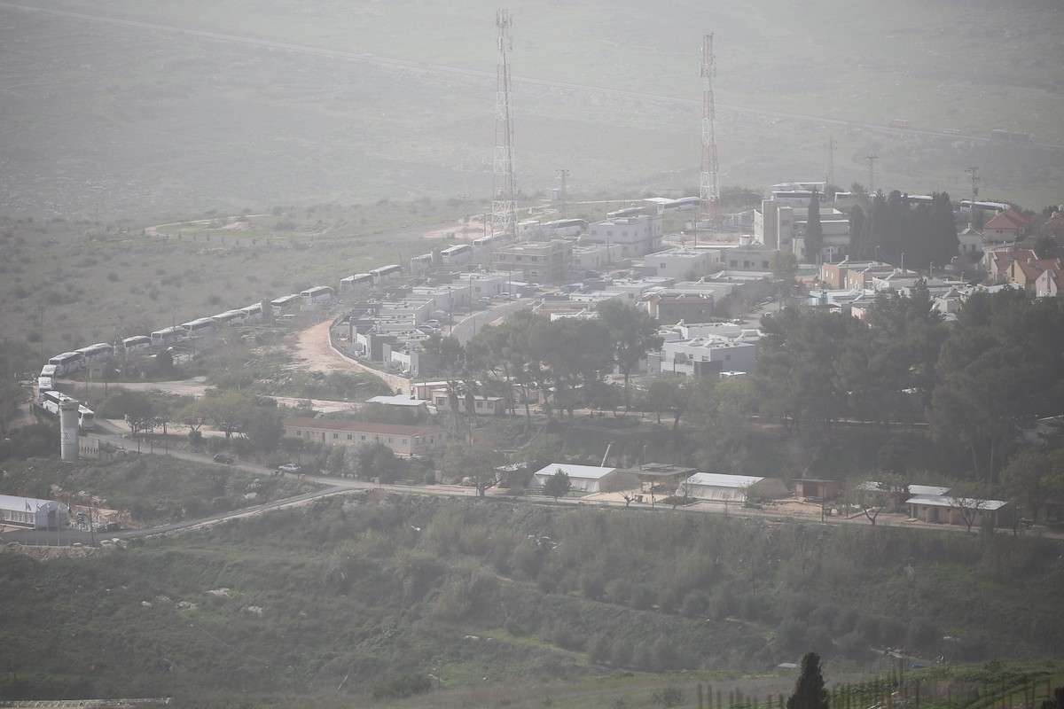 تجمعت حافلات إسرائيلية داخل مستوطنة شافي شومرون لحضور مراسم غرس الأشجار بمناسبة عيد 