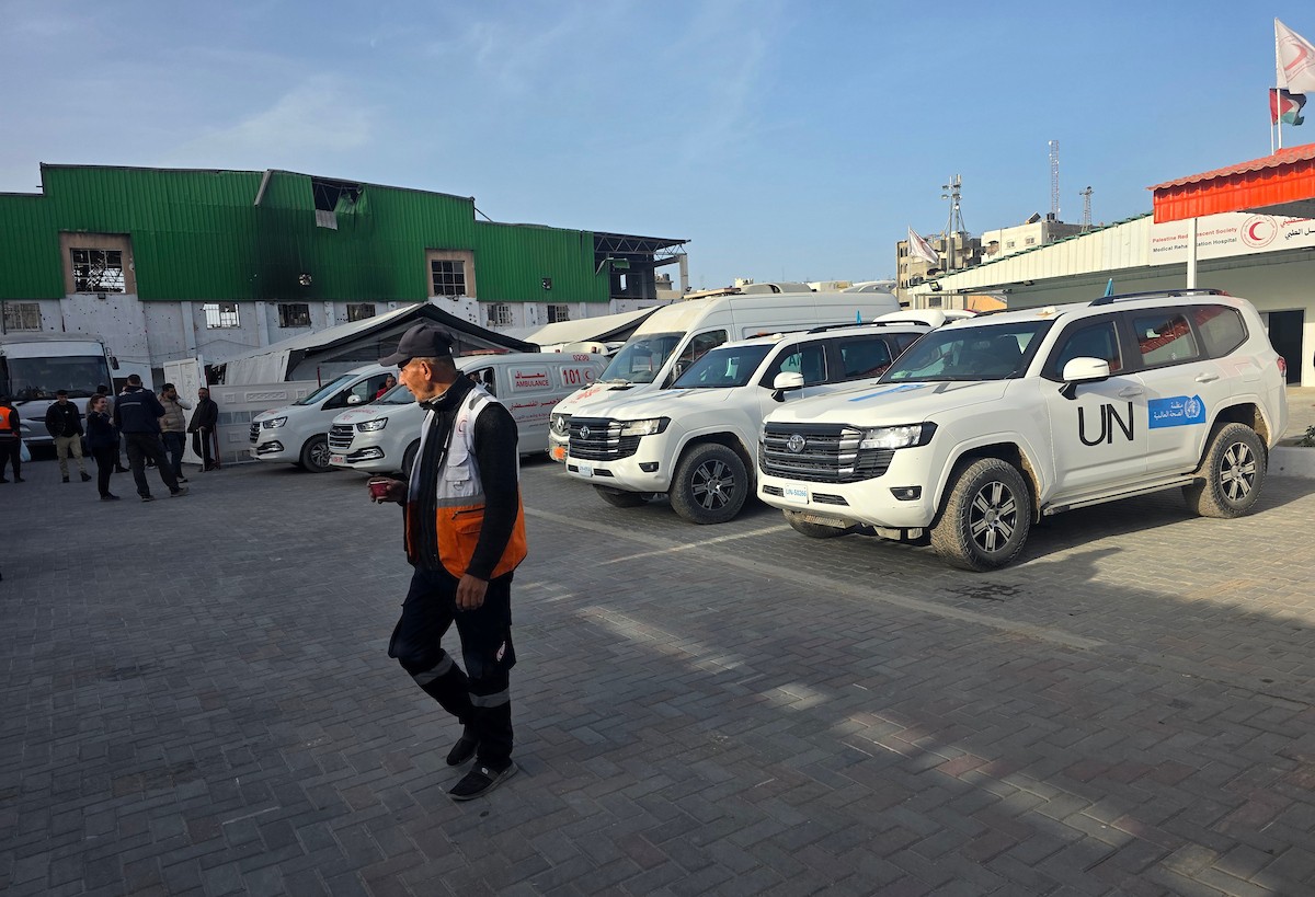 مغادرة مجموعة من المرضى والجرحى من مستشفى الصليب الأحمر، برفقة مرافقيهم، حافلات متجهة إلى معبر رفح الحدودي لإجلائهم في خان يونس، غزة، في 8 فبراير/شباط 2026. (صورة: طارق محمد)