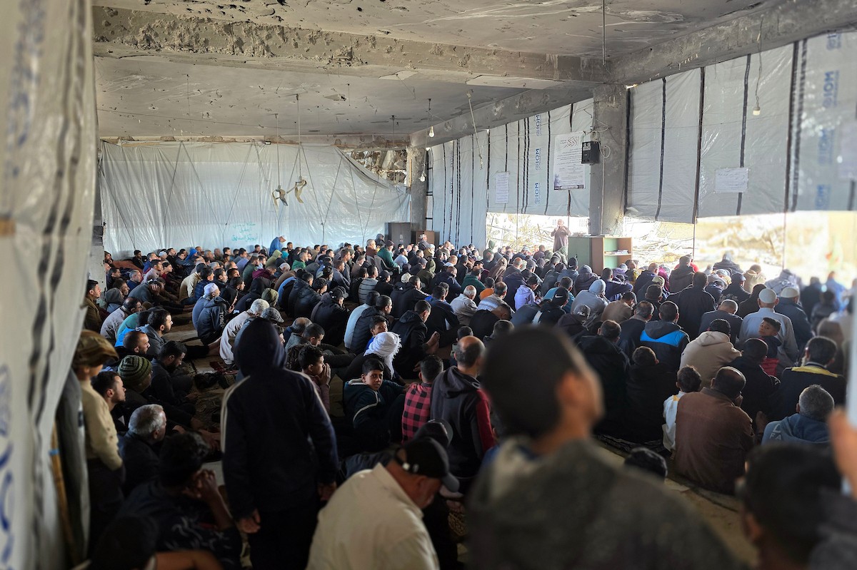 يؤدي الفلسطينيون أول صلاة جمعة من شهر رمضان المبارك وسط أنقاض مسجد الألباني في خان يونس، غزة، في 20 فبراير/شباط 2026. صورة: طارق محمد