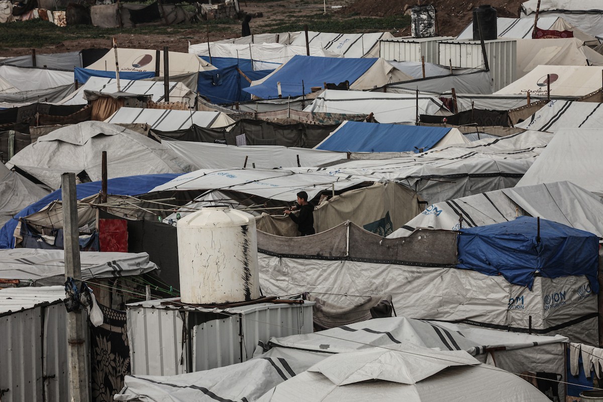 يواجه اللاجئون الفلسطينيون ظروفاً قاسية بعد أن غمرت الأمطار الغزيرة خيامهم في مخيم البريج بوسط قطاع غزة في 24 فبراير/شباط 2026. صورة: معز صالحي