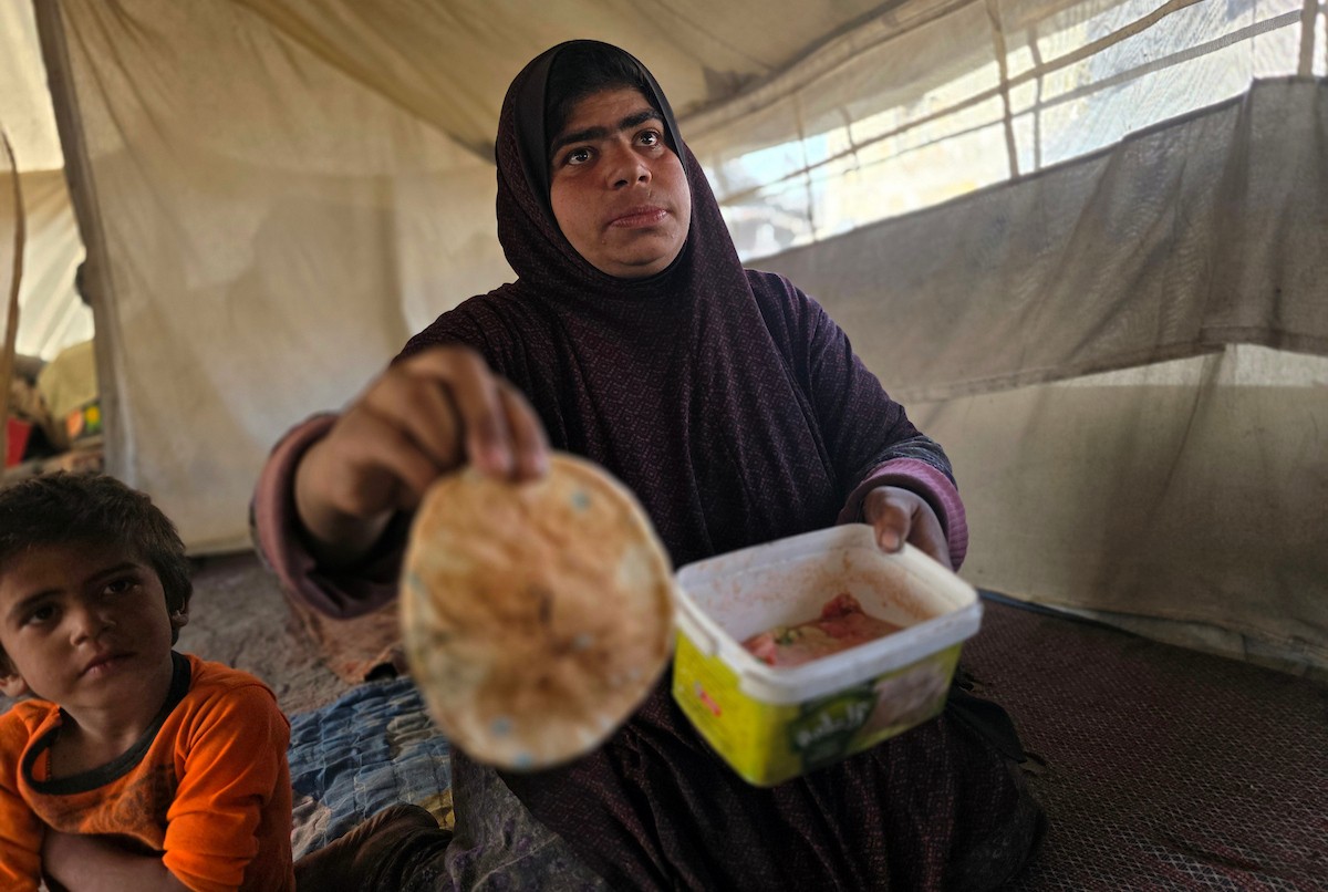 يواجه الفلسطينيون معاناة متفاقمة مع حلول شهر رمضان، وسط تداعيات الحرب المستمرة ، بينما يواصل الجيش الإسرائيلي استهداف النازحين في الخيام قرب 