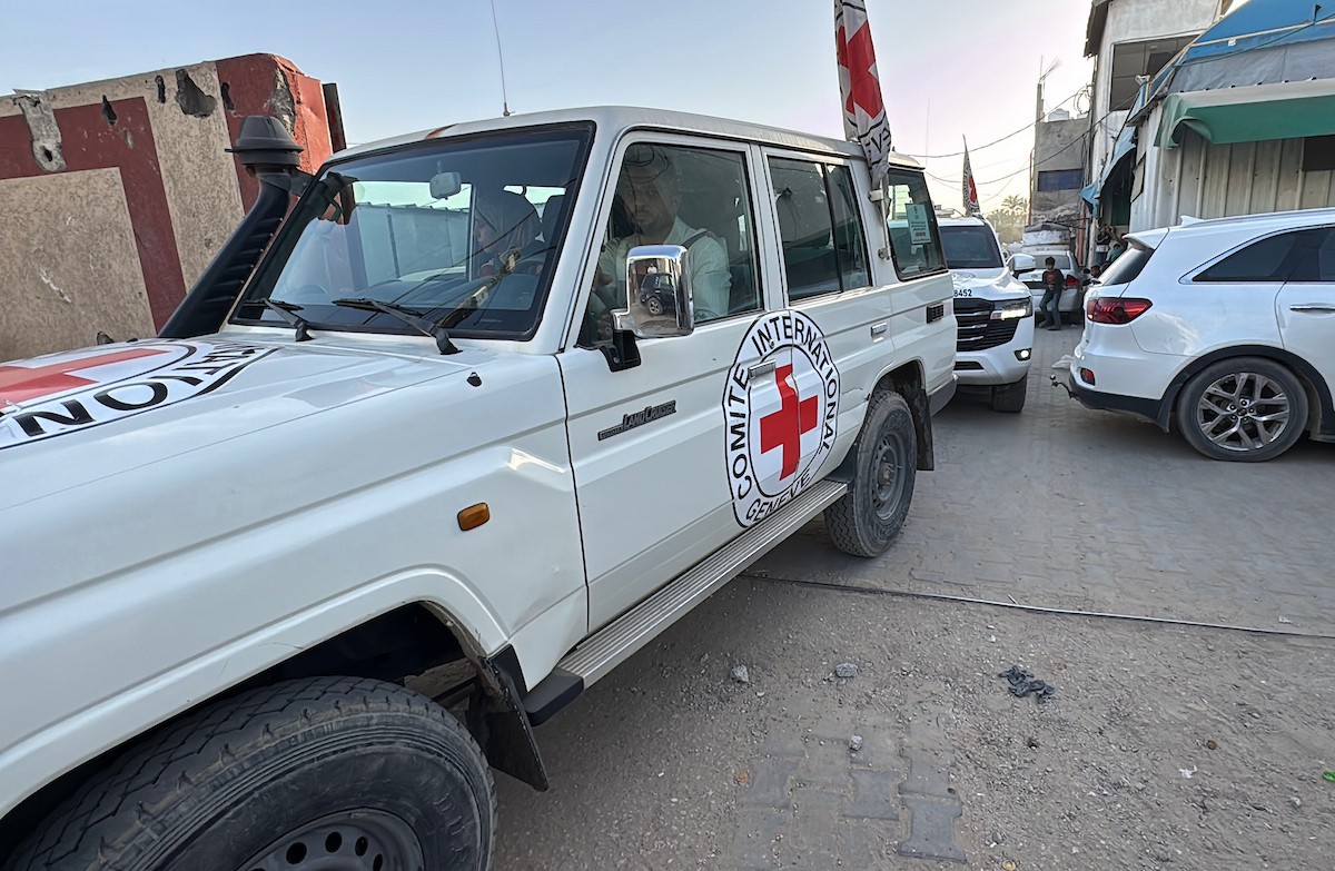 اللجنة الدولية للصليب الأحمر تنقل 8 أسرى فلسطينيين إلى مستشفى شهداء الأقصى في دير البلح، وسط قطاع غزة، بعد إطلاق سراحهم من قبل القوات الإسرائيلية. ١٦ فبراير/شباط ٢٠٢٦. صورة: أحمد إبراهيم