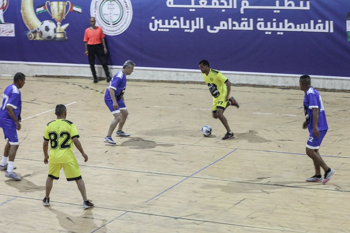 لاعبون فلسطينيون من فريقي النصيرات ورفح يتنافسون خلال مباراة كرة قدم على ملعب نادي خدمات النصيرات، ضمن بطولة غزة الرمضانية، بحضور حشد جماهيري كبير، في مخيم النصيرات بوسط قطاع غزة، بتاريخ 21 فبراير/شباط 2026. تصوير: معز صالحي / apaimages