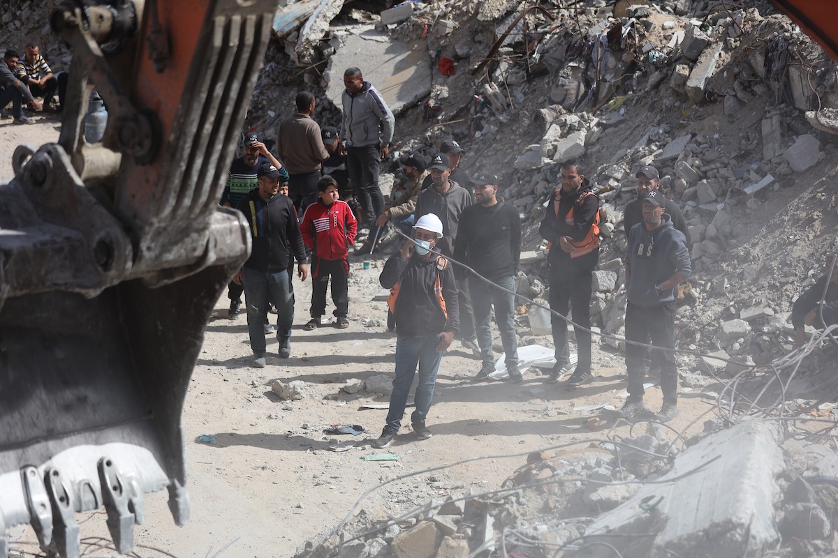 فرق الدفاع المدني التنسيق مع اللجنة الدولية للصليب الأحمر تطلق حملةً لانتشال نحو 67 جثة من عائلة أبو نصر، من تحت أنقاض منزل استهدفه الجيش الإسرائيلي خلال الحرب في بيت لاهيا، شمال قطاع غزة. 15 فبراير/شباط 2026. صورة: عمر أشتوي