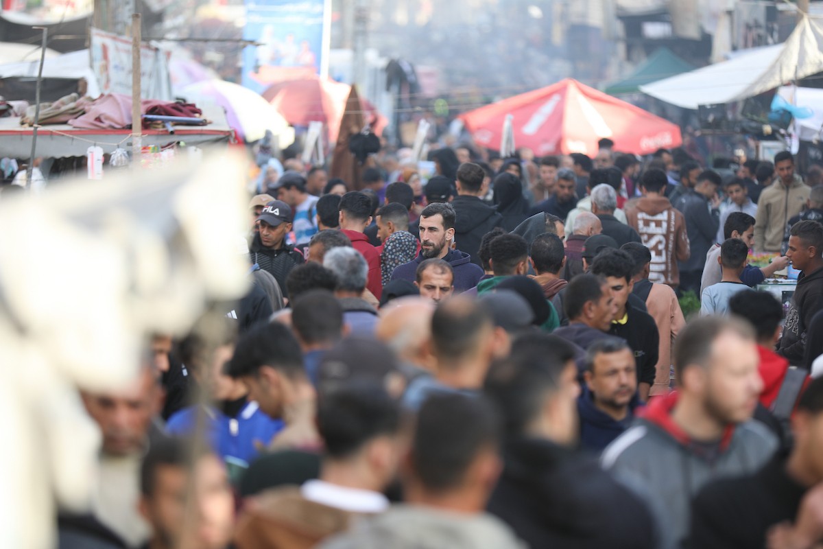 آلاء كريم نازحة في مخيم النصيرات وسط قطاع غزة، تفتح كشكًا لتحضير وبيع القطايف خلال أيام رمضان، في محاولة منها للتغلب على ظروف المعيشة القاسية وإعالة أسرتها بعد أن فقدت منزلها، 19 فبرايرشباط 2026. تصوير رمزي أبو عامر