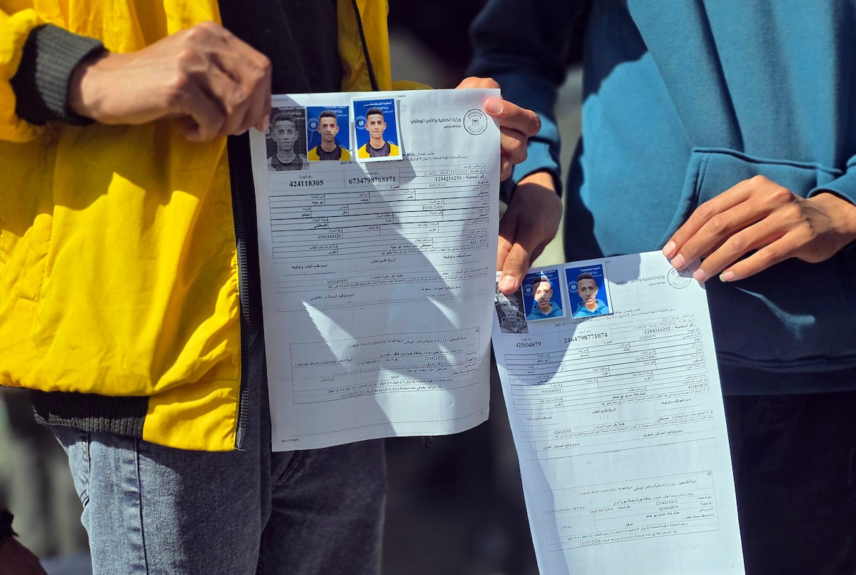 اصطف فلسطينيون أمام مكتب وزارة الداخلية في خان يونس، جنوب قطاع غزة، للحصول على بطاقات هوية خضراء، بدأت مكاتب وزارة الداخلية في قطاع غزة بإصدارها مؤخراً بالتنسيق مع رام الله. ٢٥ فبراير/شباط ٢٠٢٦. تصوير: طارق محمد