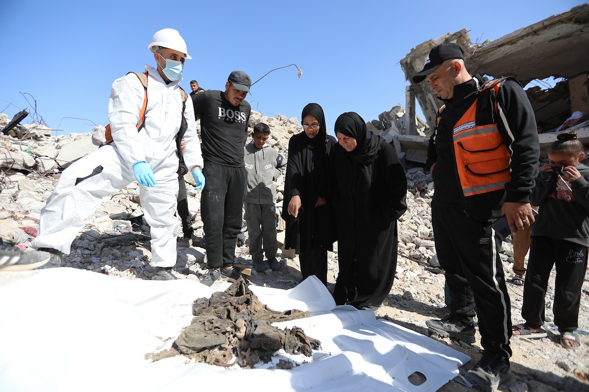 تحاول فرق الدفاع المدني الفلسطيني، بالتنسيق مع اللجنة الدولية للصليب الأحمر، انتشال جثث عائلتي عيادة وغنيم من تحت أنقاض منزل عائلة غباين، في بيت لاهيا، شمال قطاع غزة. 22 فبراير/شباط 2026. صورة: عمر أشتوي