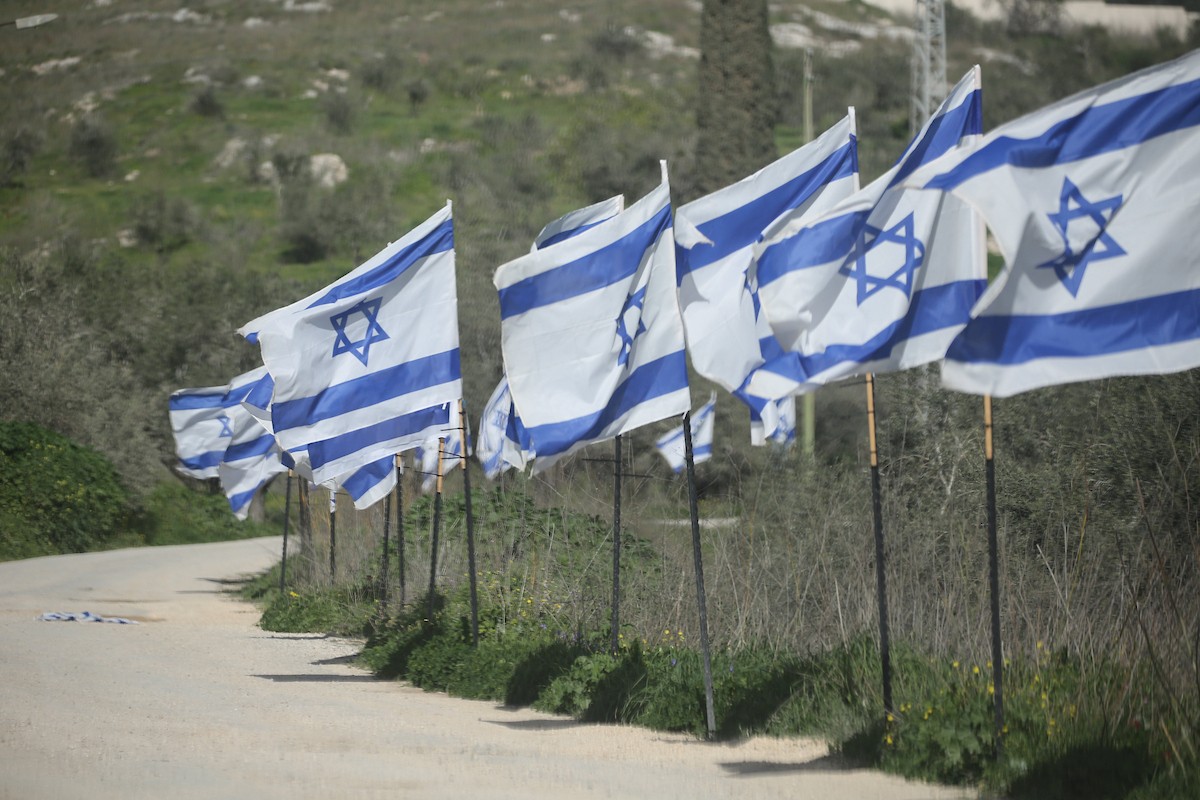 تظهر أعلام إسرائيلية في موقع أثري ببلدة سبسطية، غرب نابلس، في الضفة الغربية المحتلة، بتاريخ 20 فبراير/شباط 2026. تصوير: محمد ناصر