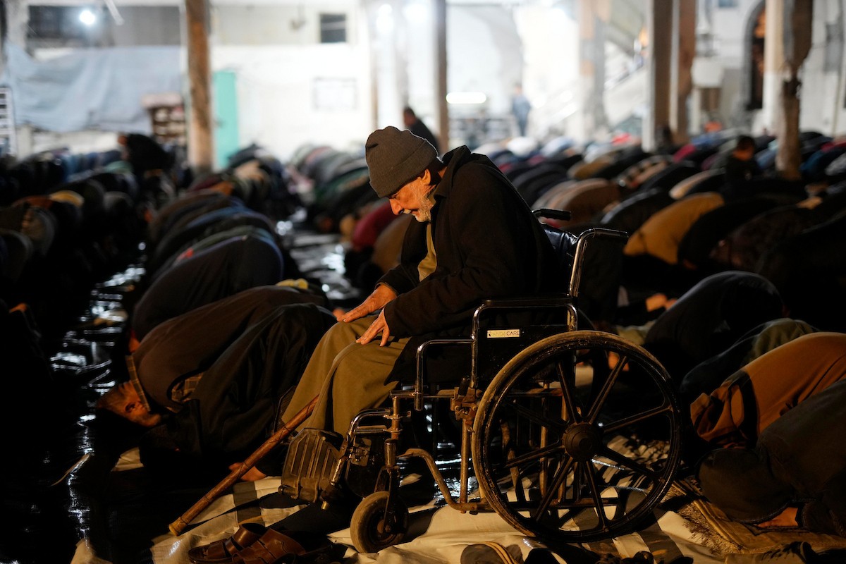 فلسطينيون يؤدون صلاة التراويح في أول ليلة من شهر رمضان على أنقاض مسجد الكنز المدمر في مدينة غزة، في 17 فبراير/شباط 2026. وكان مفتي القدس والأراضي الفلسطينية قد أعلن أن يوم الأربعاء 18 فبراير/شباط 2026 هو أول أيام رمضان. (صورة: عمر أشتوي)