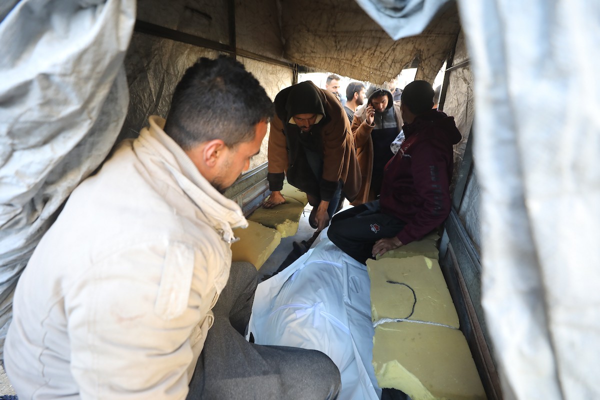 ودّع فلسطينيون جثماني مواطنين اثنين في مستشفى الشفاء بمدينة غزة. وبحسب مصادر عائلية، قُتل الرجلان على يد القوات الإسرائيلية في بيت لاهيا، شمال قطاع غزة، في 24 فبراير/شباط 2026. (صورة: عمر أشتوي)