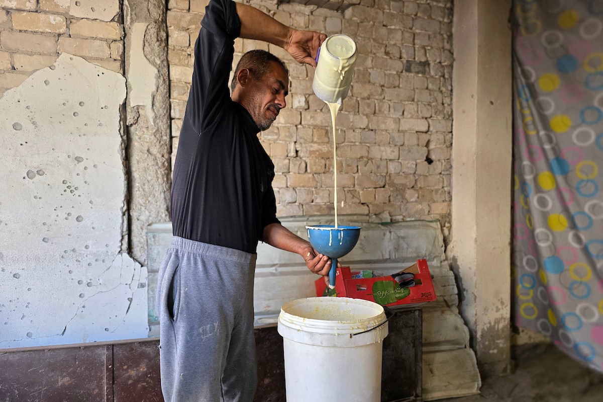 سليم البيوك ُيعدّ معجنات القطايف التقليدية باستخدام أساليب بدائية تعتمد على الحطب والنارمُواصلاً إحياء تقاليد شهر رمضان منذ أكثر من 20 عاماً، في سوق كراج رفح في خان يونس، جنوب قطاع غزة، في 12 فبراير/شباط 2026.تصوير: طارق محمد