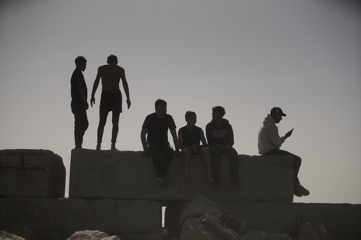 يسبح أطفال قرب ميناء غزة المدمر، في مشهد يعكس تمسكهم بلحظات الفرح رغم الدمار المحيط بهم. يُعدّ البحر في غزة المتنفس الوحيد لسكانها الذين يواجهون آثار الحرب والنزوح، والذين يعيشون في خيام تفتقر لأبسط مقومات الحياة، ١٢ فبراير ٢٠٢٦. تصوير: عمر أشتوي