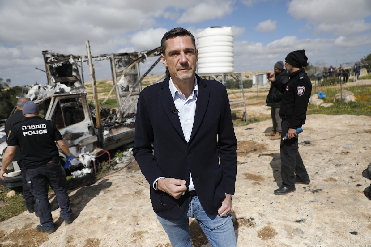 وفد دبلوماسي أوروبي يزور قرية سوسيا، جنوب الخليل، لتقييم الأضرار التي لحقت بالممتلكات الفلسطينية جراء هجمات المستوطنين، 25 فبراير/شباط 2026. تصوير: مأمون وزواز