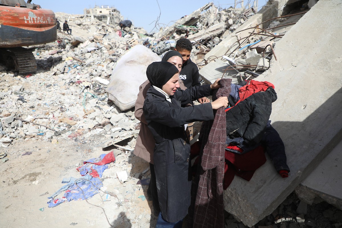 فرق الدفاع المدني التنسيق مع اللجنة الدولية للصليب الأحمر تطلق حملةً لانتشال نحو 67 جثة من عائلة أبو نصر، من تحت أنقاض منزل استهدفه الجيش الإسرائيلي خلال الحرب في بيت لاهيا، شمال قطاع غزة. 15 فبراير/شباط 2026. صورة: عمر أشتوي