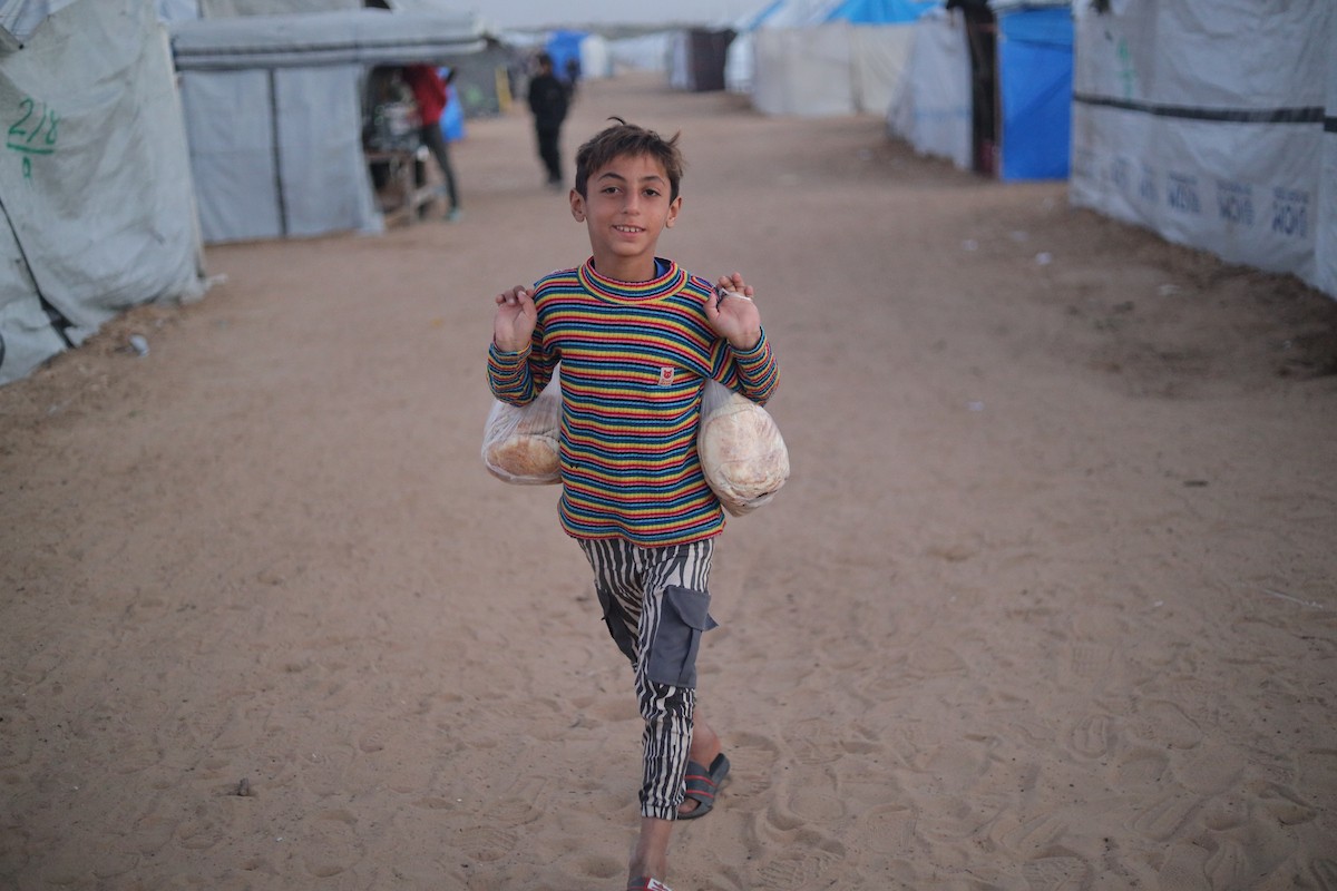 وسط خيام النازحين في المخيم المصري بمنطقة نتساريم وسط قطاع غزة، يحاول السكان الحفاظ على تفاصيل حياتهم اليومية رغم الظروف القاسية والنقص الحاد في الضروريات الأساسية كالمأوى والغذاء والماء النظيف. وسط قطاع غزة، ١٢ فبراير ٢٠٢٦. تصوير: محمد الأسود