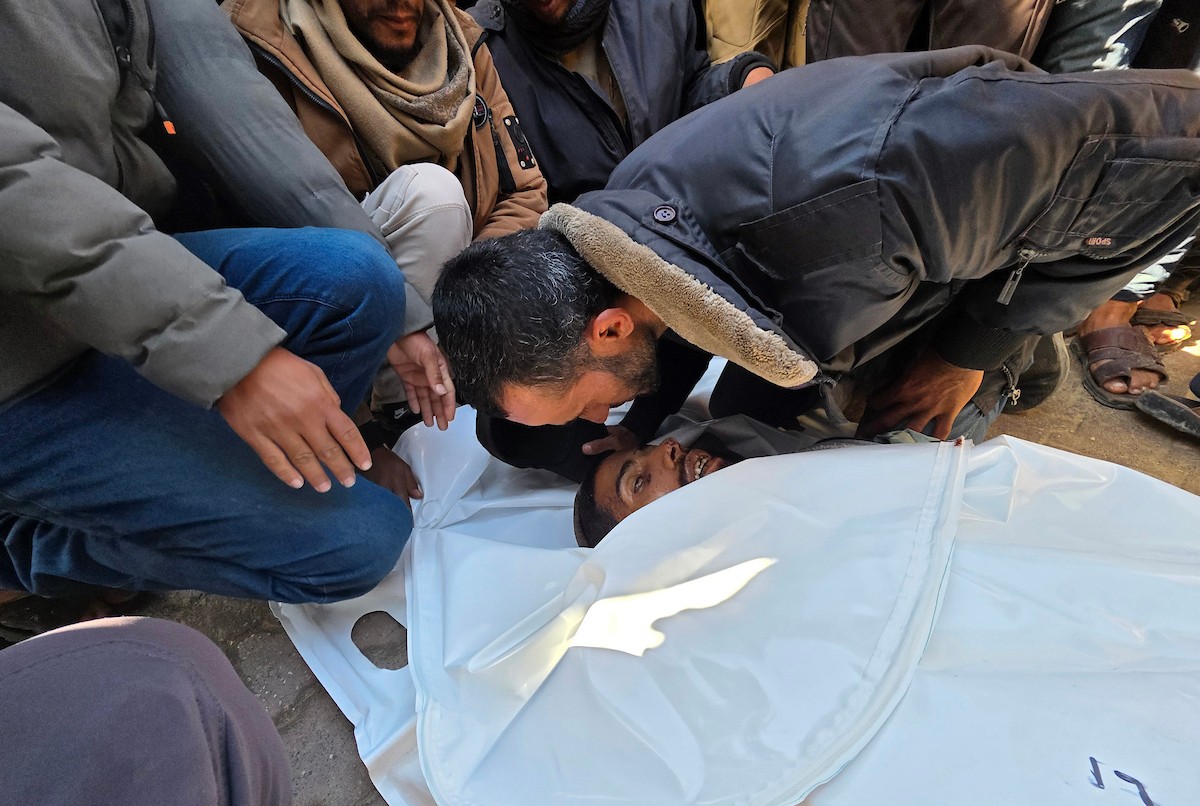 ودّع الفلسطينيون جثمان أكرم حسن الأرجاني في مستشفى ناصر بخان يونس. وقد قُتل في هجوم إسرائيلي في منطقة خان يونس، جنوب قطاع غزة. صورة: طارق محمد