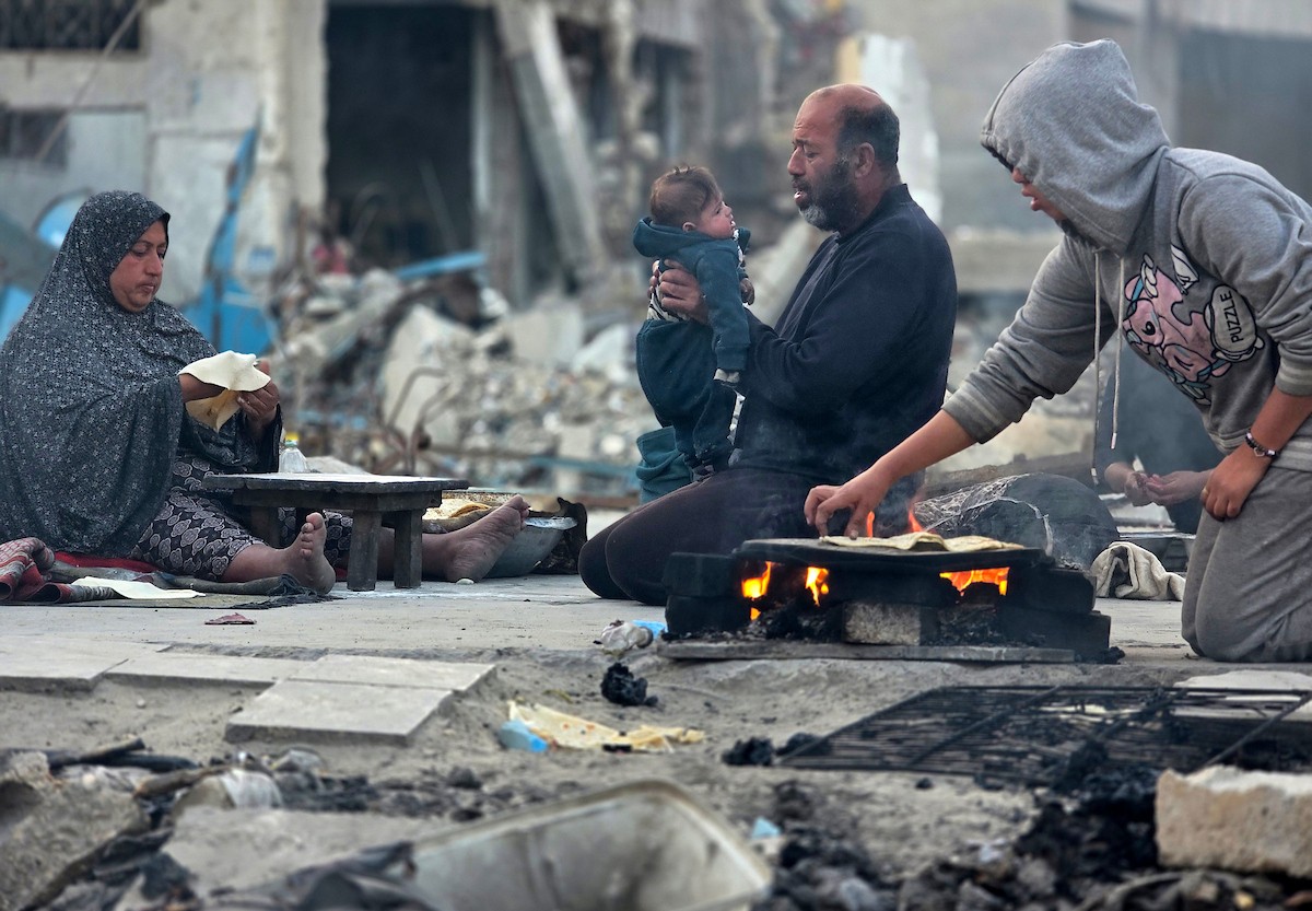 عائلات فلسطينية تُفطر في أول أيام شهر رمضان وسط ظروف معيشية قاسية وخطر دائم قرب ما يُسمى بـ