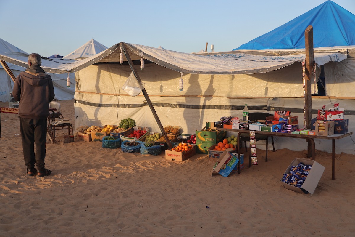 وسط خيام النازحين في المخيم المصري بمنطقة نتساريم وسط قطاع غزة، يحاول السكان الحفاظ على تفاصيل حياتهم اليومية رغم الظروف القاسية والنقص الحاد في الضروريات الأساسية كالمأوى والغذاء والماء النظيف. وسط قطاع غزة، ١٢ فبراير ٢٠٢٦. تصوير: محمد الأسود