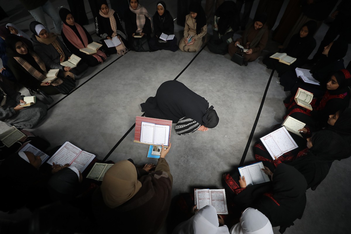 أطفال فلسطينيون يتلون ويحفظون القرآن الكريم داخل الجامع العمري الكبير في مدينة غزة خلال شهر رمضان. وقد تضرر الجامع العمري القديم بشدة جراء الهجمات الإسرائيلية خلال حرب غزة في 26 فبراير/شباط 2026. صورة: عمر أشتوي