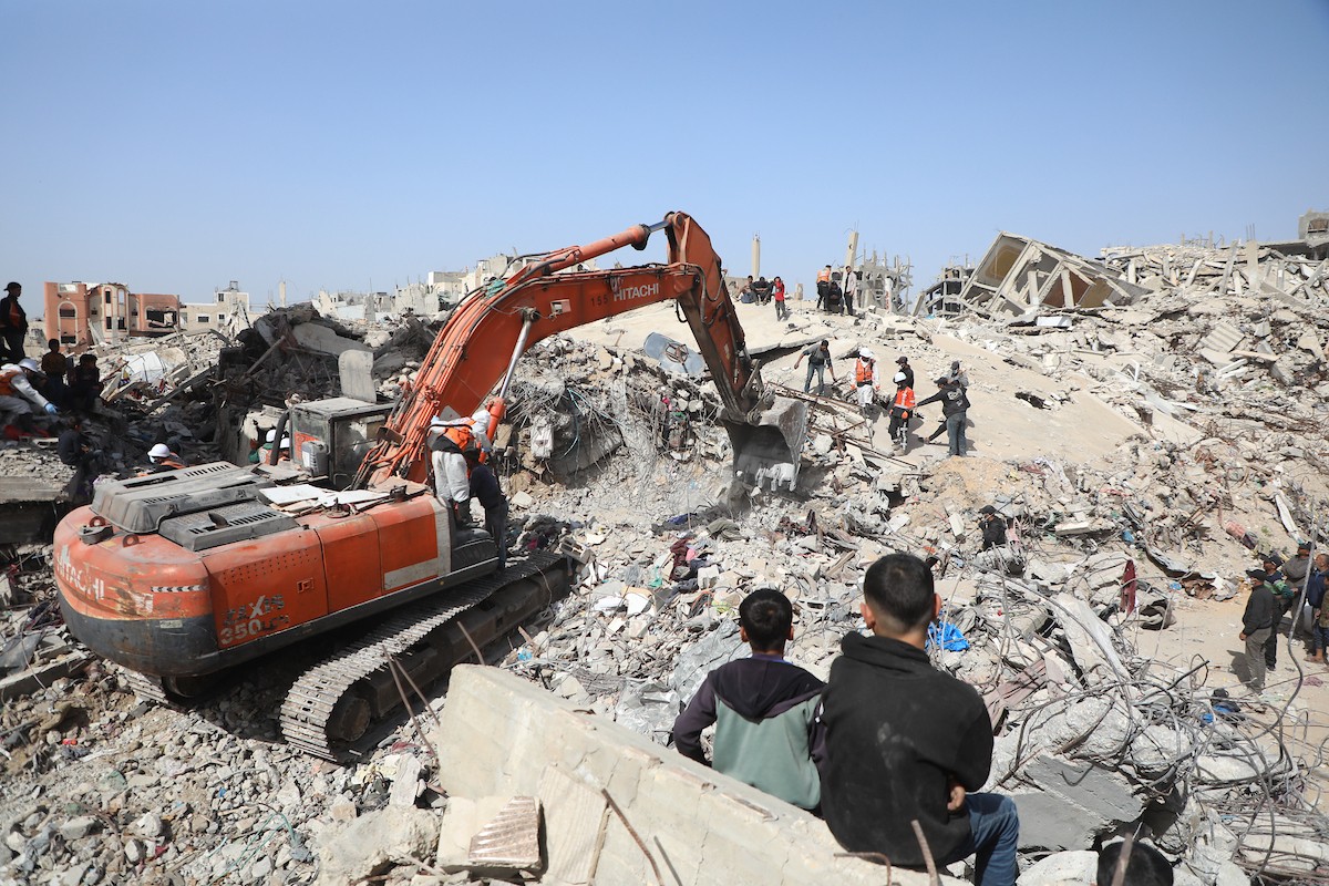 فرق الدفاع المدني التنسيق مع اللجنة الدولية للصليب الأحمر تطلق حملةً لانتشال نحو 67 جثة من عائلة أبو نصر، من تحت أنقاض منزل استهدفه الجيش الإسرائيلي خلال الحرب في بيت لاهيا، شمال قطاع غزة. 15 فبراير/شباط 2026. صورة: عمر أشتوي