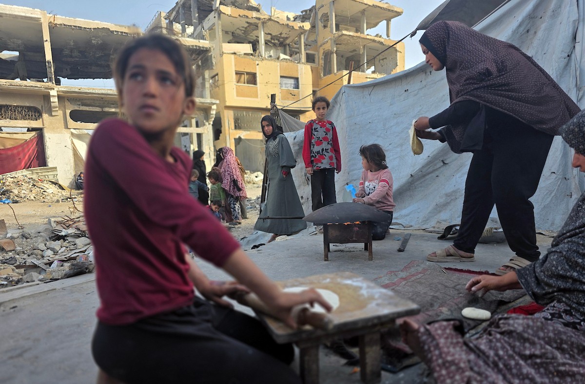 يواجه الفلسطينيون معاناة متفاقمة مع حلول شهر رمضان، وسط تداعيات الحرب المستمرة ، بينما يواصل الجيش الإسرائيلي استهداف النازحين في الخيام قرب 