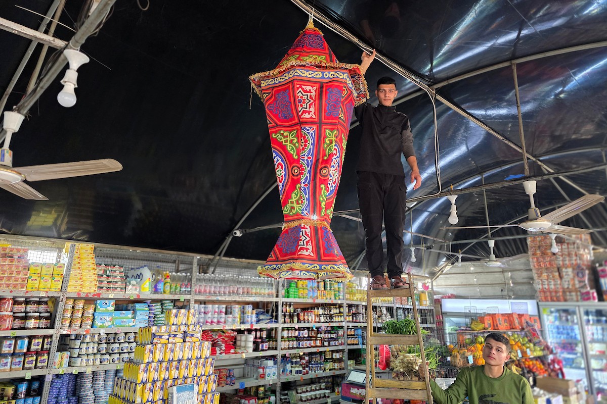 الفلسطينية ريهان شراب تصنع فوانيس رمضان من بقايا صناديق المساعدات في خان يونس جنوب قطاع غزة  8 فبراير/شباط 2026. (صورة: طارق محمد)