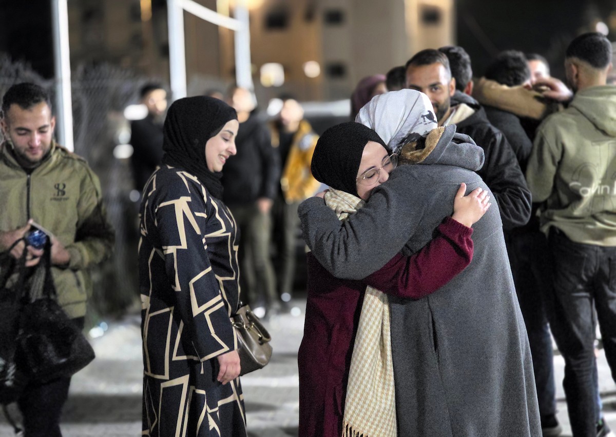 فلسطينيون قادمون من مصر عبر معبر رفح يصلون إلى مستشفى ناصر في خان يونس، قطاع غزة، في 21 فبراير/شباط 2026. صورة: طارق محمد/(APA Images)