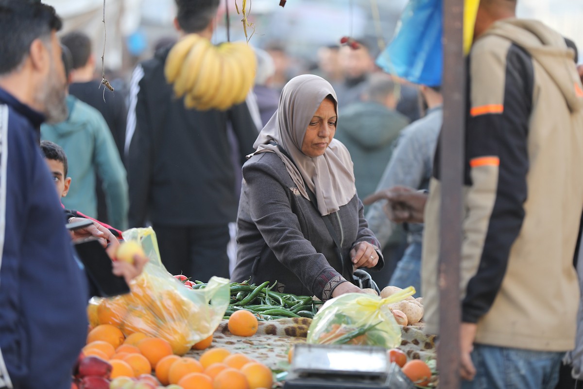 آلاء كريم نازحة في مخيم النصيرات وسط قطاع غزة، تفتح كشكًا لتحضير وبيع القطايف خلال أيام رمضان، في محاولة منها للتغلب على ظروف المعيشة القاسية وإعالة أسرتها بعد أن فقدت منزلها، 19 فبرايرشباط 2026. تصوير رمزي أبو عامر