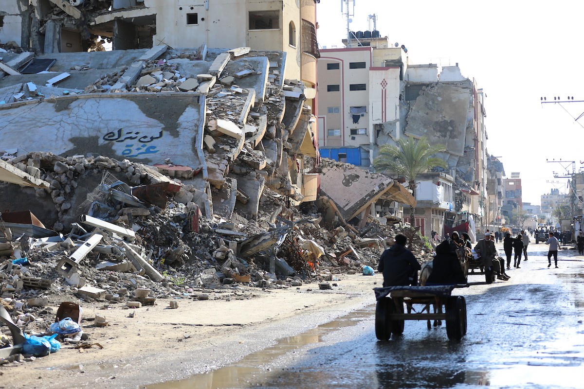 يُكافح الفلسطينيون النازحون في مخيم النصيرات للاجئين من أجل البقاء في ظل ظروف معيشية قاسية ونقص حاد في الاحتياجات الأساسية، ويواجهون تحديات يومية في الحصول على المأوى والغذاء والرعاية الصحية. النصيرات، وسط قطاع غزة، 27 فبراير/شباط 2026. صورة: رمزي أبو عامر