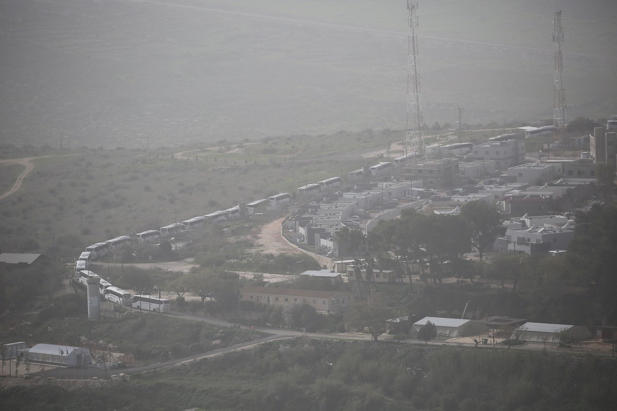 تجمعت حافلات إسرائيلية داخل مستوطنة شافي شومرون لحضور مراسم غرس الأشجار بمناسبة عيد 