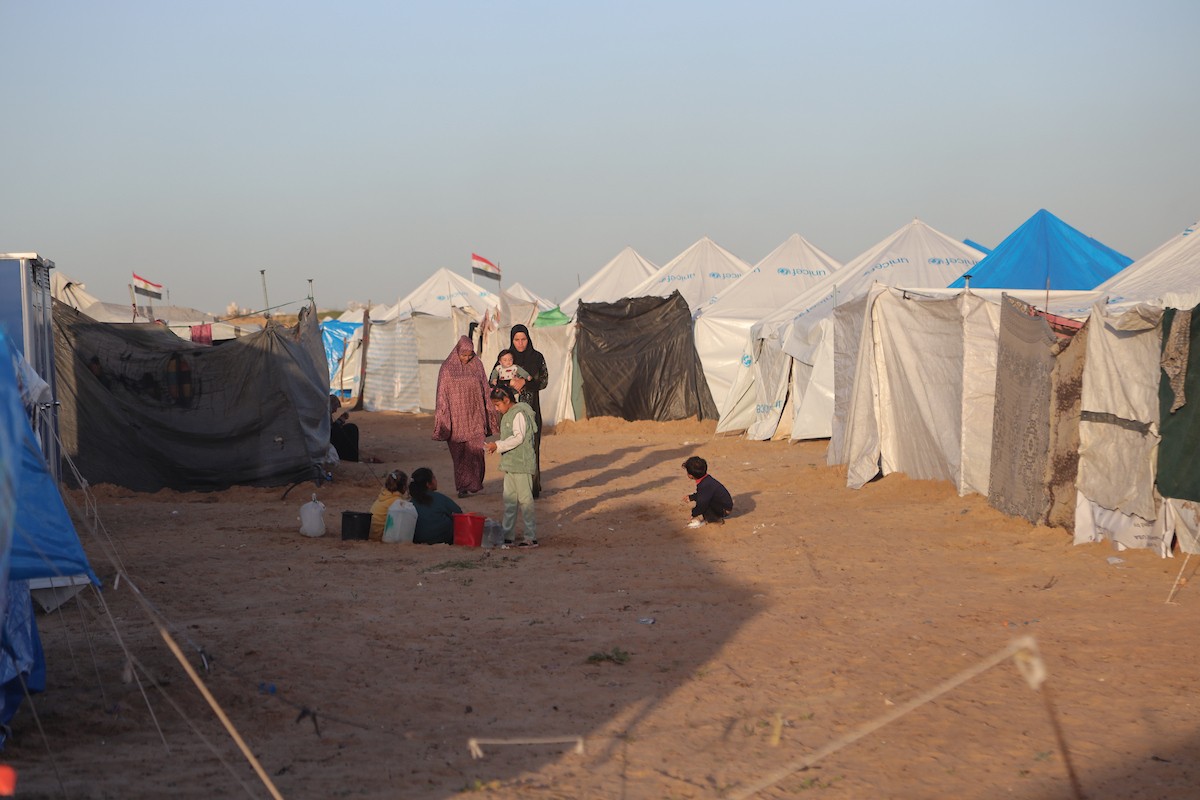 وسط خيام النازحين في المخيم المصري بمنطقة نتساريم وسط قطاع غزة، يحاول السكان الحفاظ على تفاصيل حياتهم اليومية رغم الظروف القاسية والنقص الحاد في الضروريات الأساسية كالمأوى والغذاء والماء النظيف. وسط قطاع غزة، ١٢ فبراير ٢٠٢٦. تصوير: محمد الأسود