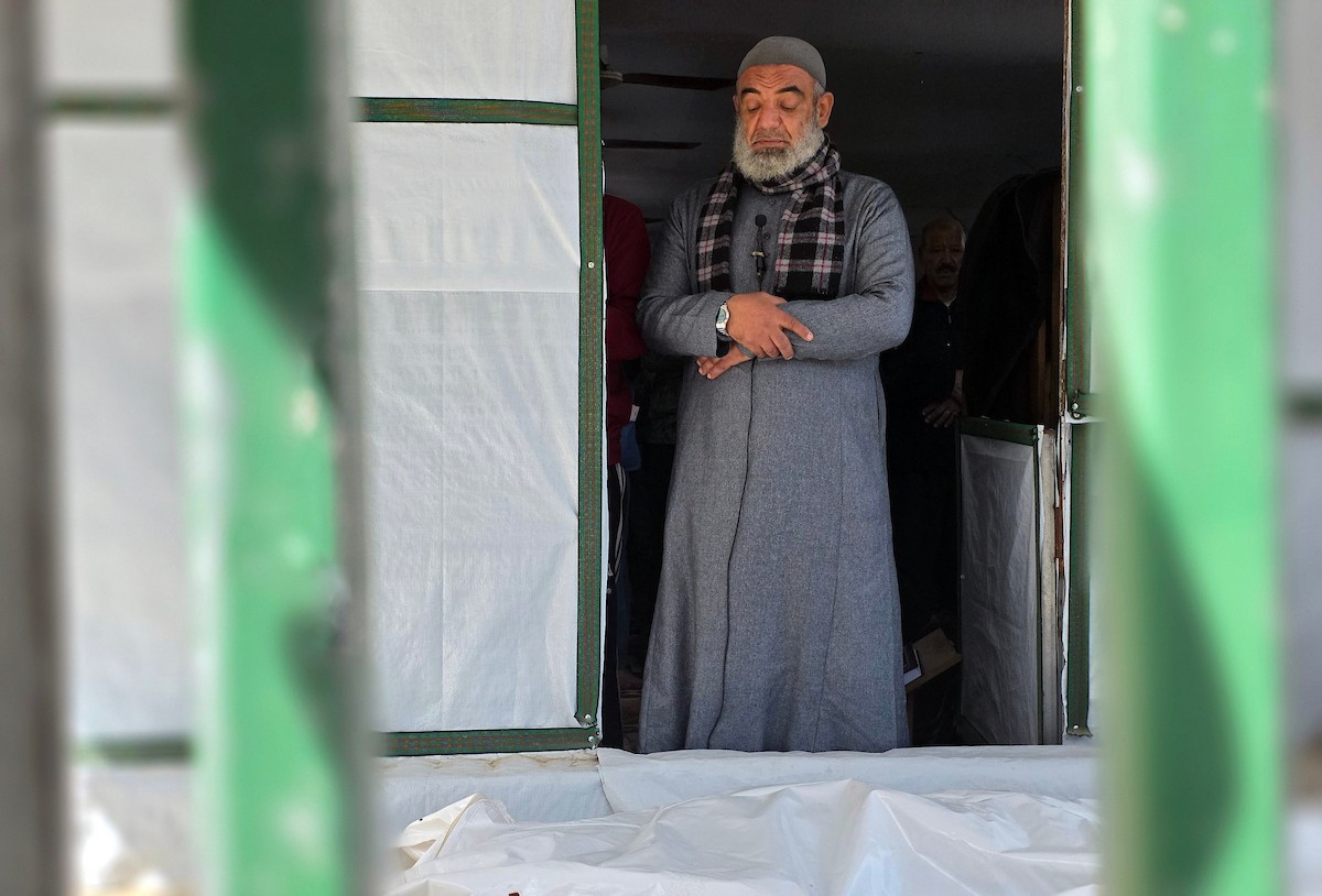 وداع الطفل مهند النجار (14 عاماً) الذي ارتقى بنيران الجيش الإسرائيلي  شرق خان يونس جنوب قطاع غزة، ١٨ فبراير/شباط ٢٠٢٦. تصوير: طارق محمد (APA Images)