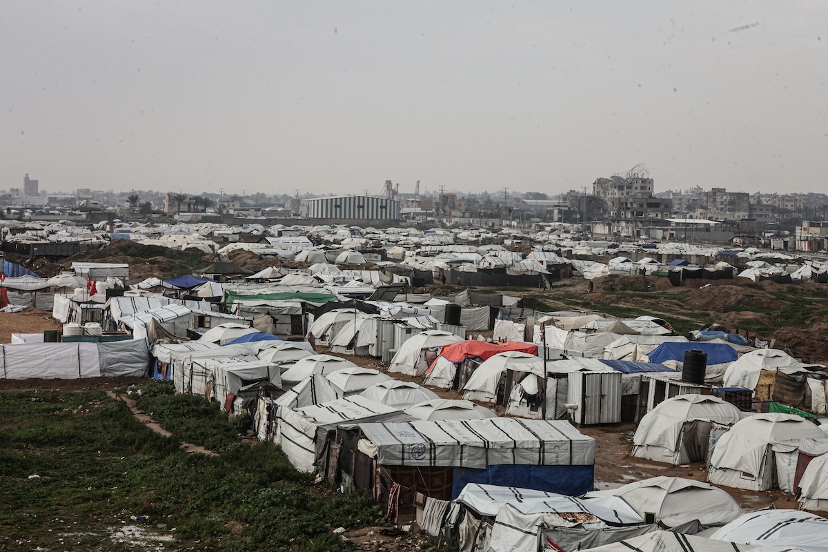 يواجه اللاجئون الفلسطينيون ظروفاً قاسية بعد أن غمرت الأمطار الغزيرة خيامهم في مخيم البريج بوسط قطاع غزة في 24 فبراير/شباط 2026. صورة: معز صالحي