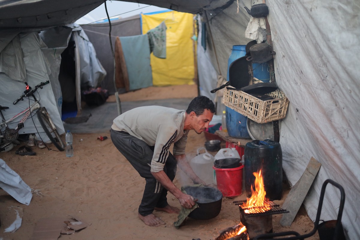وسط خيام النازحين في المخيم المصري بمنطقة نتساريم وسط قطاع غزة، يحاول السكان الحفاظ على تفاصيل حياتهم اليومية رغم الظروف القاسية والنقص الحاد في الضروريات الأساسية كالمأوى والغذاء والماء النظيف. وسط قطاع غزة، ١٢ فبراير ٢٠٢٦. تصوير: محمد الأسود