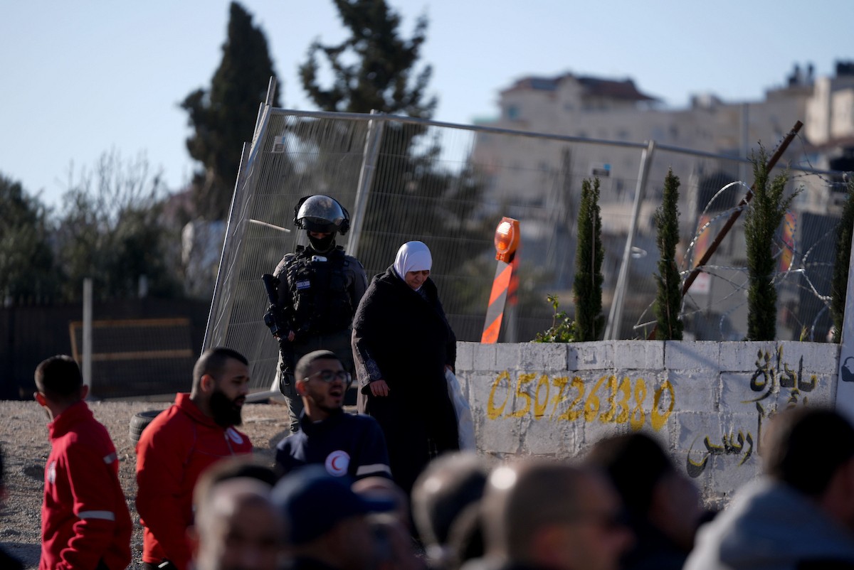 الجيش الإسرائيلي يفرض قيودًا مشددة على وصول الفلسطينيين إلى المسجد الأقصى لأداء أول صلاة جمعة من رمضان عبر حاجز قلنديا الفاصل بين الضفة الغربية والقدس، 20 فبراير/شباط 2026