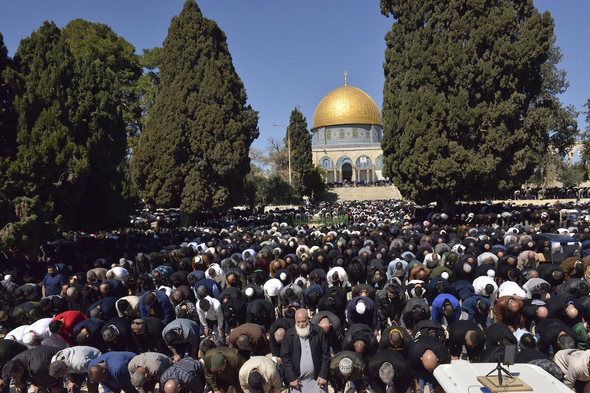 أدى الفلسطينيون أول صلاة جمعة من شهر رمضان في المسجد الأقصى بالقدس، في 20 فبراير/شباط 2026. صورة من دائرة الأوقاف الإسلامية بالقدس