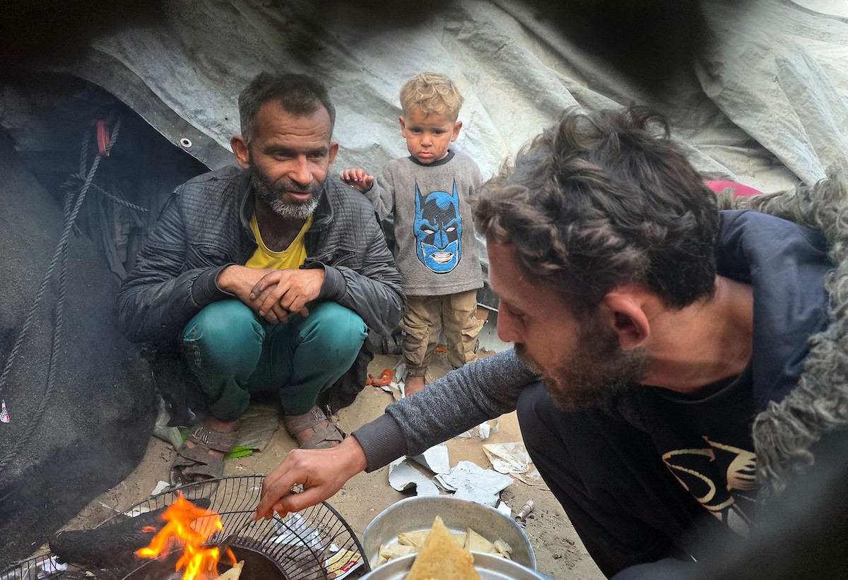 تلجأ العائلات الفلسطينية والباعة إلى استخدام الحطب والخشب لإعداد الطعام بسبب نقص غاز الطهي، خان يونس، جنوب قطاع غزة، 24 فبراير/شباط 2026.تصوير: طارق محمد/ (APA Images).