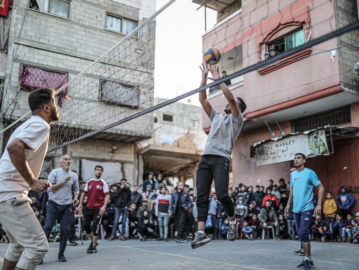 يشارك شبان وأطفال فلسطينيون في مباريات كرة الطائرة ضمن ما يُسمى 