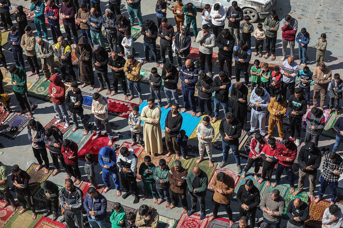 يؤدي المصلون الفلسطينيون صلاة الجمعة خلال شهر رمضان المبارك في مدرسة صلاح الدين، التي حُوِّلت إلى مأوى للفلسطينيين النازحين في ظل الحرب الإسرائيلية الحماسية، بمدينة غزة، يوم الجمعة 20 فبرايرشباط 2026. تصوير عمر أشتوي