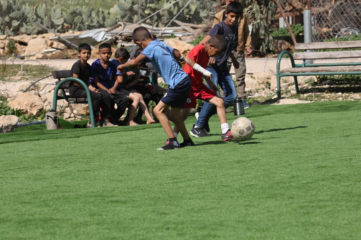 يواجه ملعب للأطفال في خربة أم الخير، وهي قرية بدوية تقع جنوب الضفة الغربية، خطر الهدم بعد تلقي إشعار رسمي من الجيش الإسرائيلي. 23 فبراير/شباط 2026. تصوير: مأمون وزواز