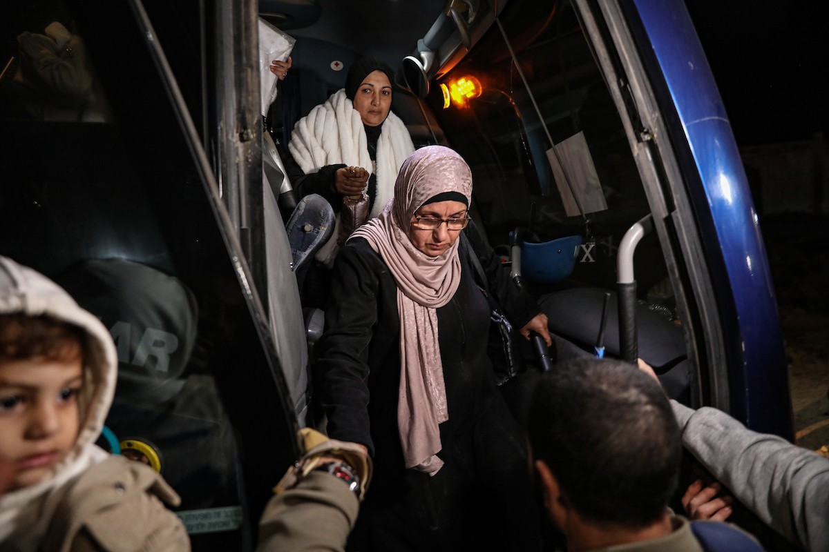 فلسطينيون قادمون من معبر رفح يصلون، في حافلة تحمل شعار الأمم المتحدة، إلى مستشفى ناصر في خان يونس جنوب قطاع غزة، في 2 فبراير/شباط 2026. صورة: عمر أشتوي